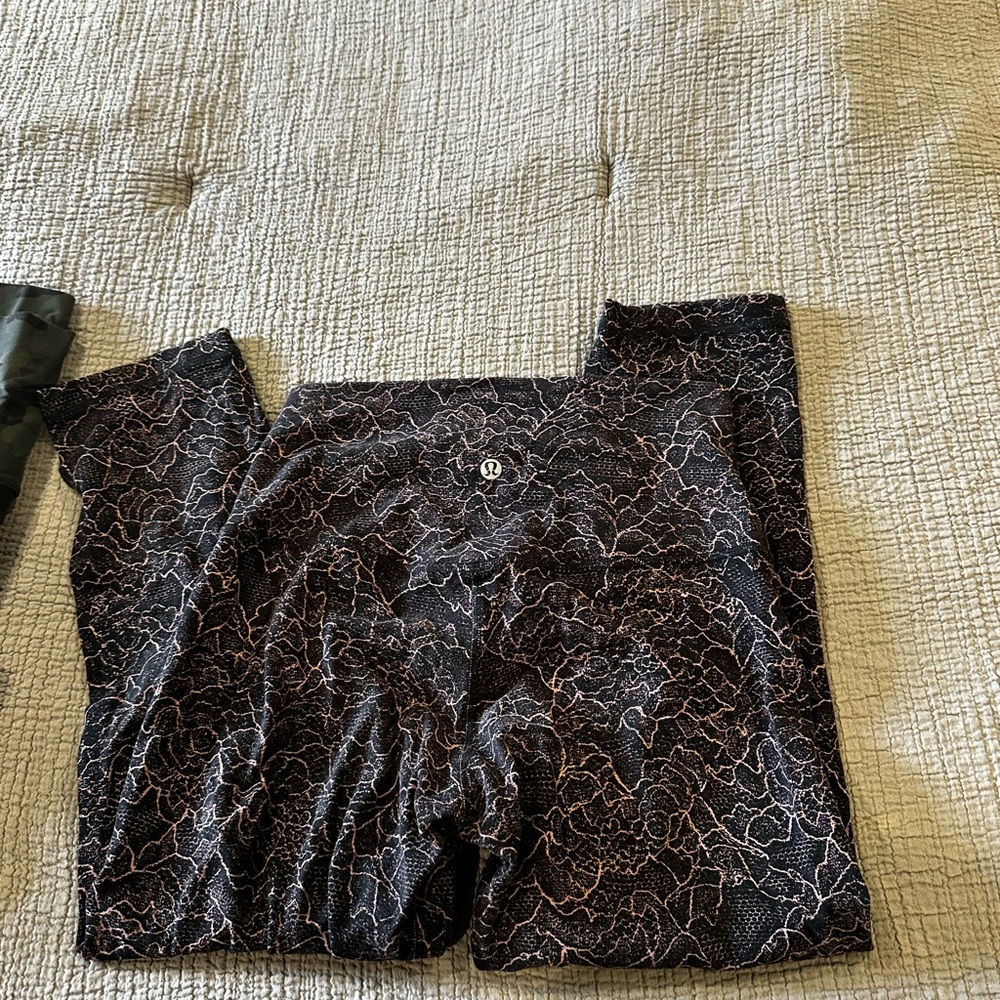 Lululemon Black and Pink Patterned Leggings size 6 21inch